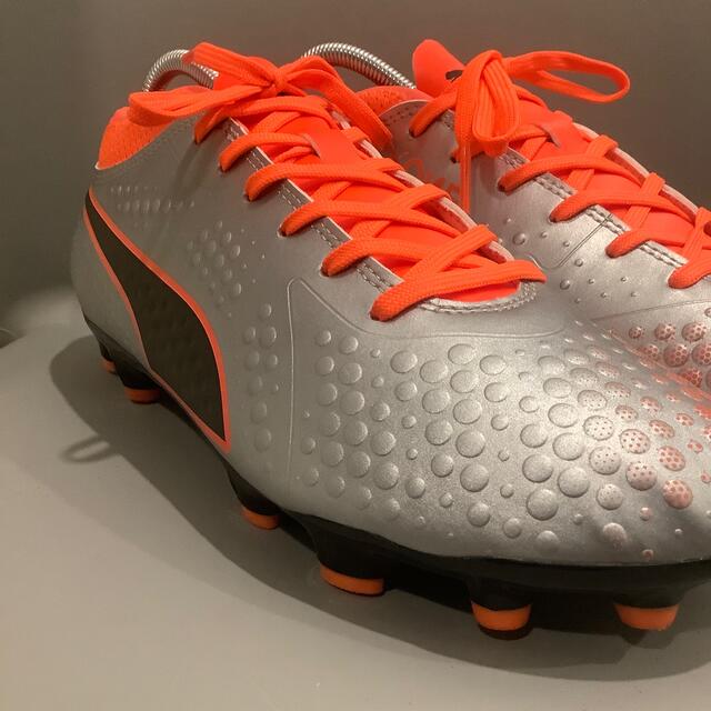 PUMA(プーマ)のpumaONEサッカーシューズスパイク25cm状態良好プーマシルバー×オレンジ スポーツ/アウトドアのサッカー/フットサル(シューズ)の商品写真