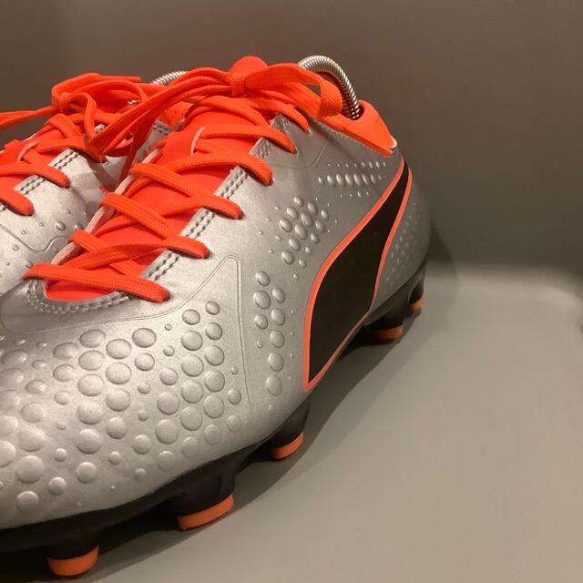 PUMA(プーマ)のpumaONEサッカーシューズスパイク25cm状態良好プーマシルバー×オレンジ スポーツ/アウトドアのサッカー/フットサル(シューズ)の商品写真