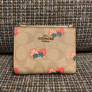 コーチ(COACH)のショプバ・箱付き　二つ折り財布　ブラウンシグネチャー×いちご　ストロベリー柄(財布)