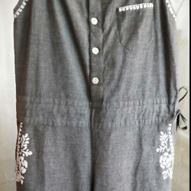 titicaca(チチカカ)のチチカカ　ホワイト刺繍サロペット レディースのパンツ(サロペット/オーバーオール)の商品写真