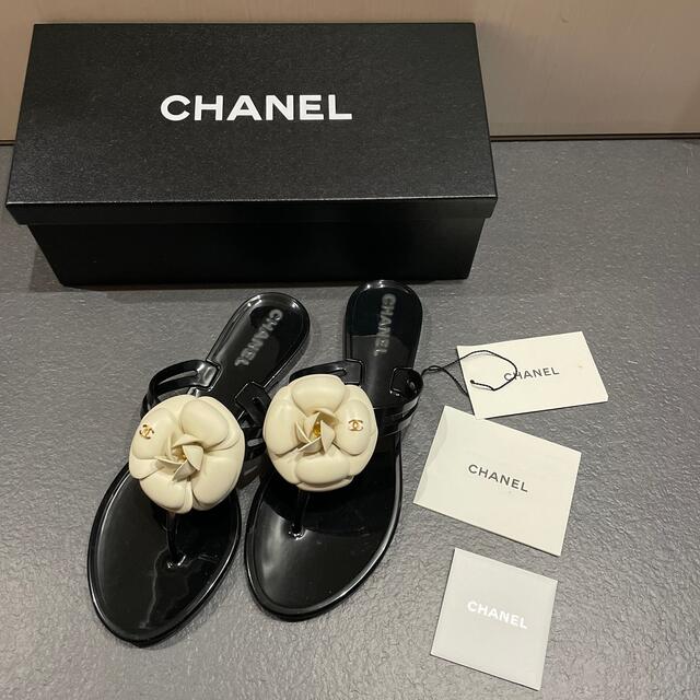 CHANEL(シャネル)の専用　箱なし　CHANEL ビーチサンダル　　カメリア　黒 レディースの靴/シューズ(ビーチサンダル)の商品写真