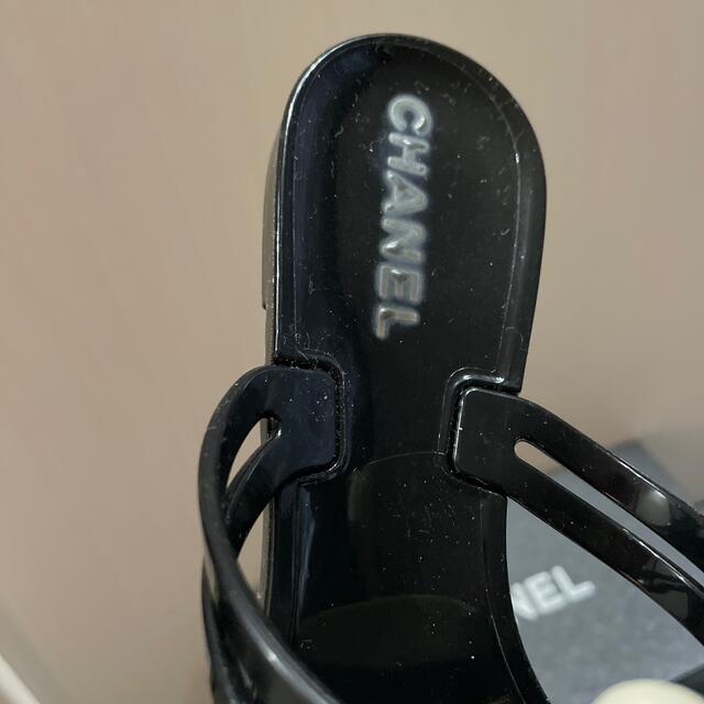 CHANEL(シャネル)の専用　箱なし　CHANEL ビーチサンダル　　カメリア　黒 レディースの靴/シューズ(ビーチサンダル)の商品写真