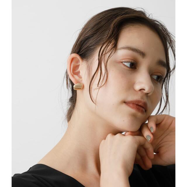 AZUL by moussy(アズールバイマウジー)のアズールバイマウジー❤︎ MATTE METAL CURVE EARRINGS レディースのアクセサリー(ピアス)の商品写真