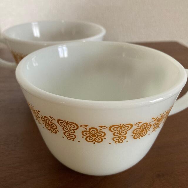 Pyrex(パイレックス)のOld Pyrex ミルクガラスカップ　バタフライゴールド　2客 インテリア/住まい/日用品のキッチン/食器(食器)の商品写真