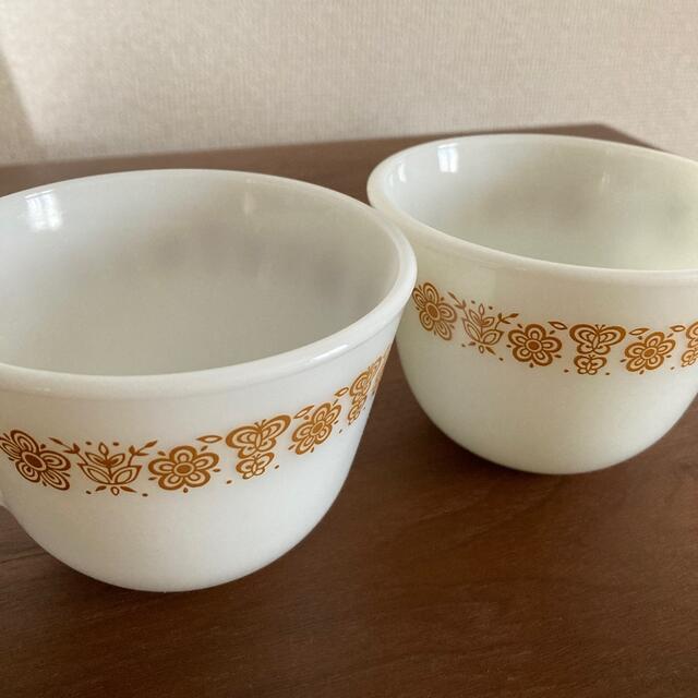 Pyrex(パイレックス)のOld Pyrex ミルクガラスカップ　バタフライゴールド　2客 インテリア/住まい/日用品のキッチン/食器(食器)の商品写真