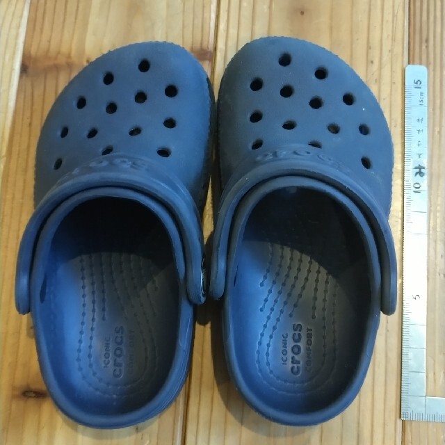 crocs(クロックス)のクロックス crocs 7 キッズ/ベビー/マタニティのキッズ靴/シューズ(15cm~)(サンダル)の商品写真