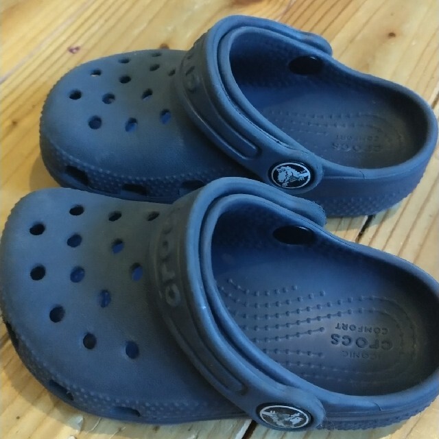 crocs(クロックス)のクロックス crocs 7 キッズ/ベビー/マタニティのキッズ靴/シューズ(15cm~)(サンダル)の商品写真