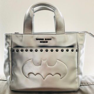 パーリーゲイツ(PEARLY GATES)のマスターバニー 【 BATMAN コラボ 】スタッズ カートバッグ【シルバー】(バッグ)