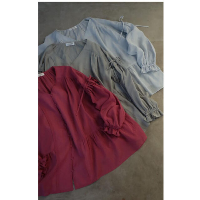 Hug O War(ハグオーワー)の新品　ハグオーワー　コットンシフォンＶネックブラウス レディースのトップス(シャツ/ブラウス(長袖/七分))の商品写真