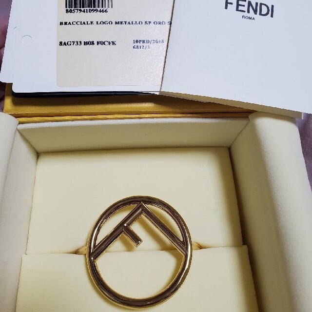 FENDI(フェンディ)のFENDIロゴバングル最終値下げ レディースのアクセサリー(ブレスレット/バングル)の商品写真