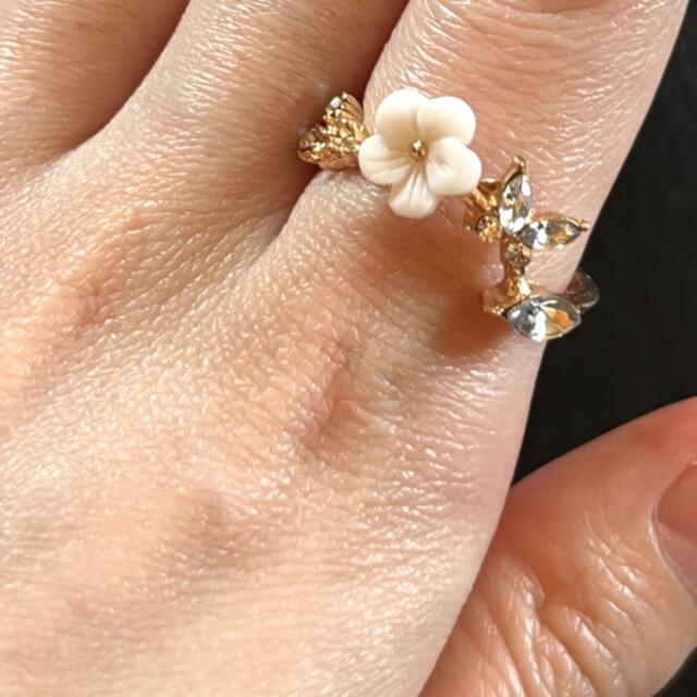 花のゴールドリング レディースのアクセサリー(リング(指輪))の商品写真