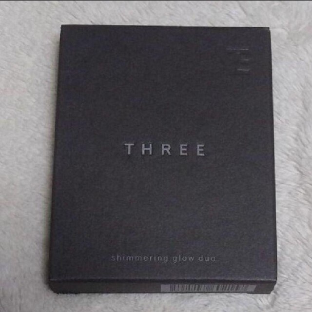 THREE(スリー)の【新品】THREE シマリング　グロー　デュオ　01 フェイスパウダー コスメ/美容のベースメイク/化粧品(フェイスカラー)の商品写真