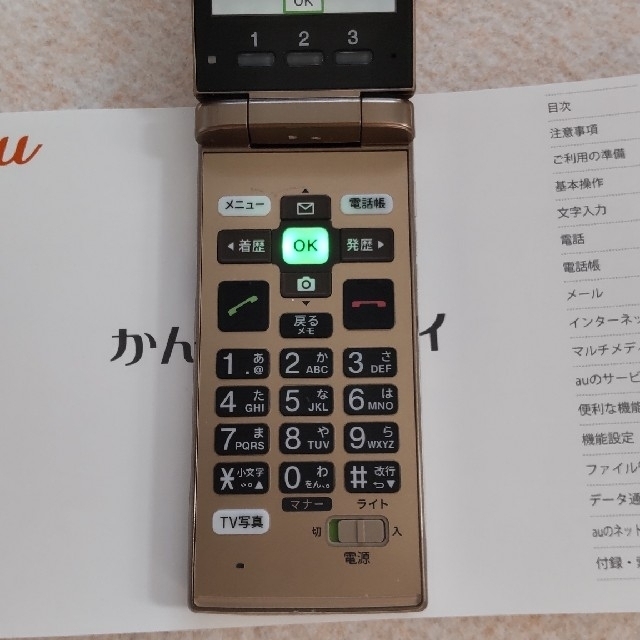 京セラ(キョウセラ)のKYOCERA かんたんケータイ KYF38 シャンパンゴールド スマホ/家電/カメラのスマートフォン/携帯電話(携帯電話本体)の商品写真