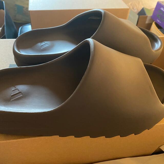 adidas(アディダス)のyeezy slide 28.5 us10 SOOT濃い茶色 メンズの靴/シューズ(サンダル)の商品写真