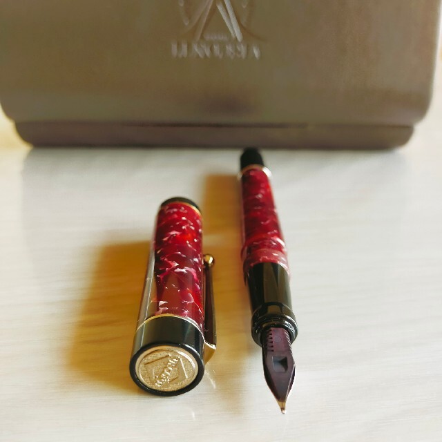 VISCONTI(ビスコンティ)のビスコンティ VISCONTI クラシック 万年筆　レッドホワイト インテリア/住まい/日用品の文房具(ペン/マーカー)の商品写真