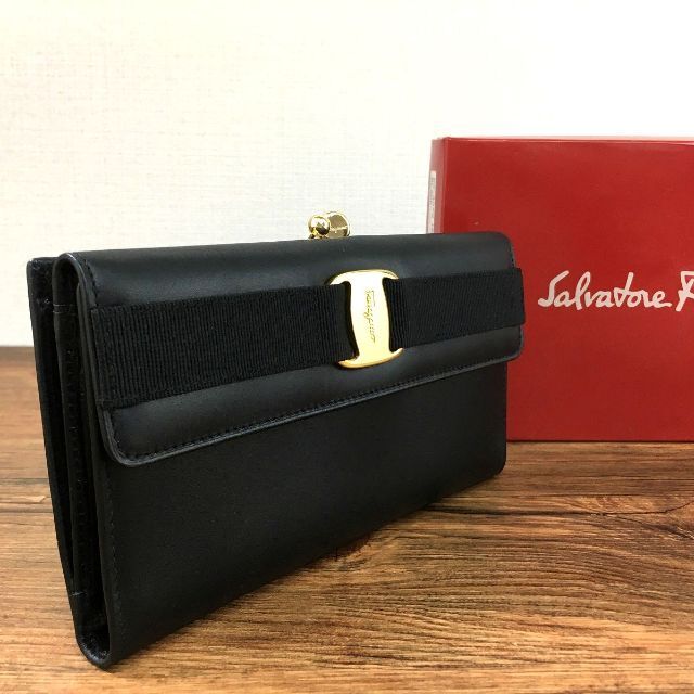 美品 Salvatore Ferragamo 長財布 ブラック ヴァラ 19-