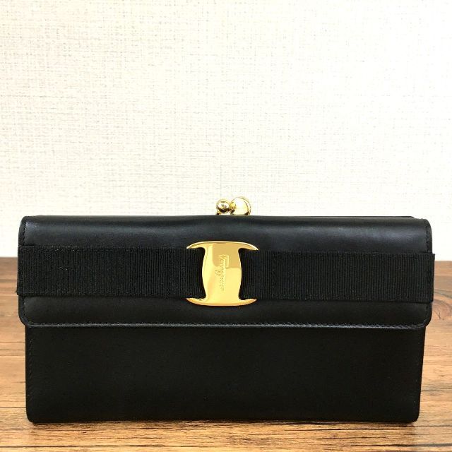 Salvatore Ferragamo(サルヴァトーレフェラガモ)の美品 Salvatore Ferragamo 長財布 ブラック ヴァラ 19 レディースのファッション小物(財布)の商品写真