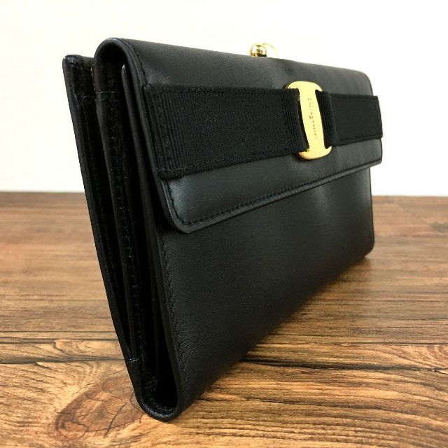 Salvatore Ferragamo(サルヴァトーレフェラガモ)の美品 Salvatore Ferragamo 長財布 ブラック ヴァラ 19 レディースのファッション小物(財布)の商品写真