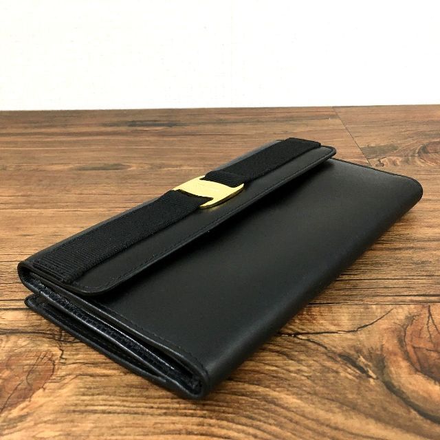 Salvatore Ferragamo(サルヴァトーレフェラガモ)の美品 Salvatore Ferragamo 長財布 ブラック ヴァラ 19 レディースのファッション小物(財布)の商品写真