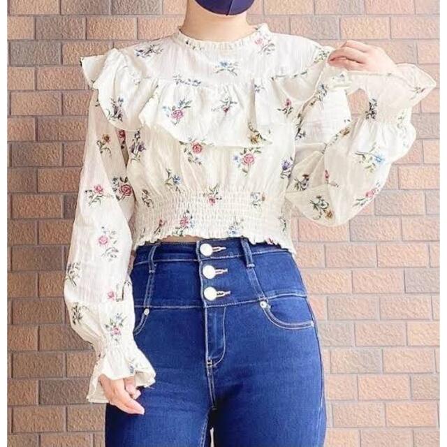 ZARA(ザラ)のZARA プリントフリルブラウス レディースのトップス(シャツ/ブラウス(長袖/七分))の商品写真