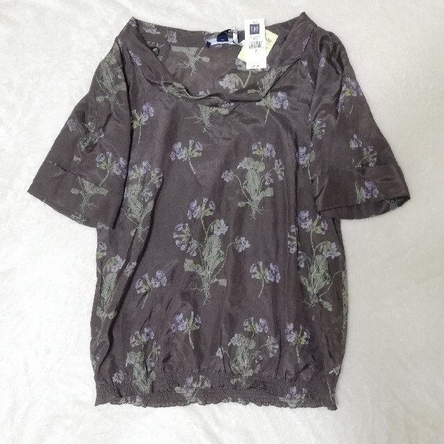 GAP(ギャップ)の新品 未使用  花柄 ブラウス トップス ブラウン 綿 絹 シルク  GAP レディースのトップス(Tシャツ(半袖/袖なし))の商品写真