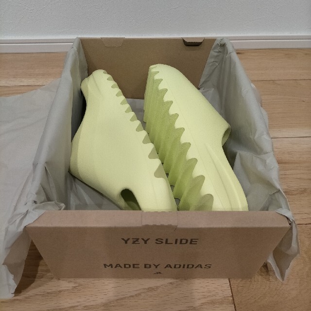 YEEZY SLIDE  GLOW GREEN 27.5 メンズの靴/シューズ(サンダル)の商品写真