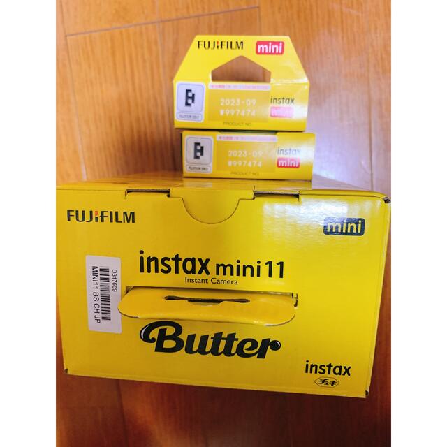 防弾少年団(BTS)(ボウダンショウネンダン)のBTS  チェキButter instax mini11＋フィルム2箱 スマホ/家電/カメラのカメラ(フィルムカメラ)の商品写真