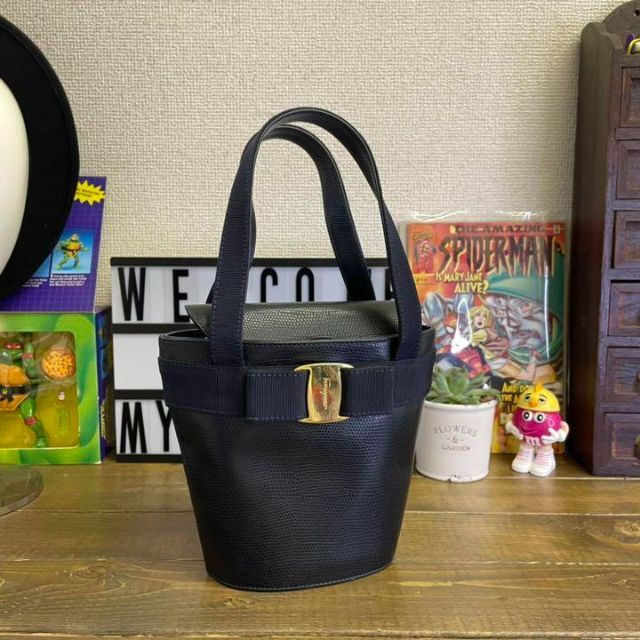 良品 Salvatore Ferragamo ハンドバッグ ネイビー ヴァラ