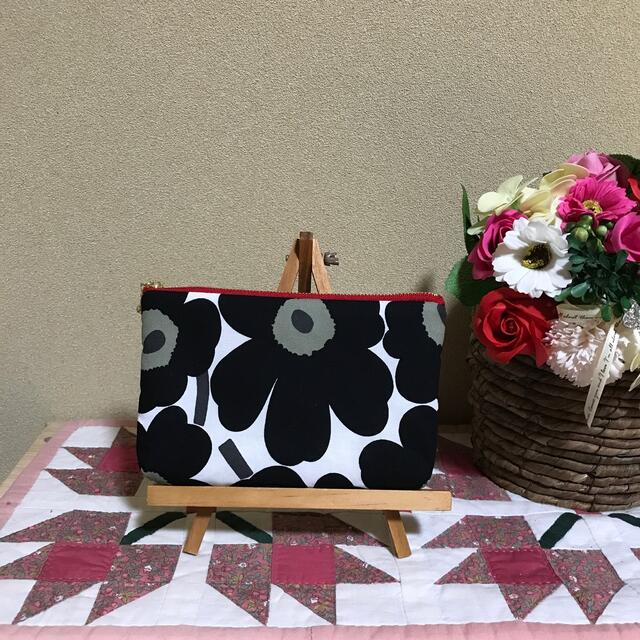 marimekko(マリメッコ)のマリメッコ  生地　ハンドメイド　ミニウニッコ　ブラック　2cmマチ付きポーチ ハンドメイドのファッション小物(ポーチ)の商品写真