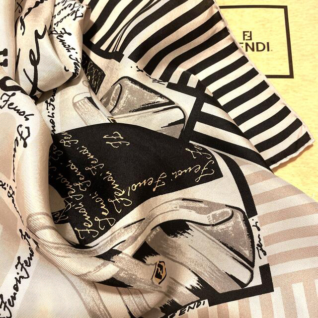 FENDI(フェンディ)の美品　フェンディ シルクスカーフmany  bag Special price！ レディースのファッション小物(バンダナ/スカーフ)の商品写真
