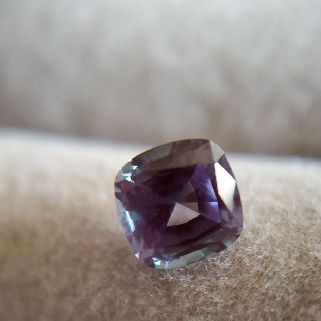 高品質!再結晶アレキサンドライト ルース 0.641ct | mawadgroup.com
