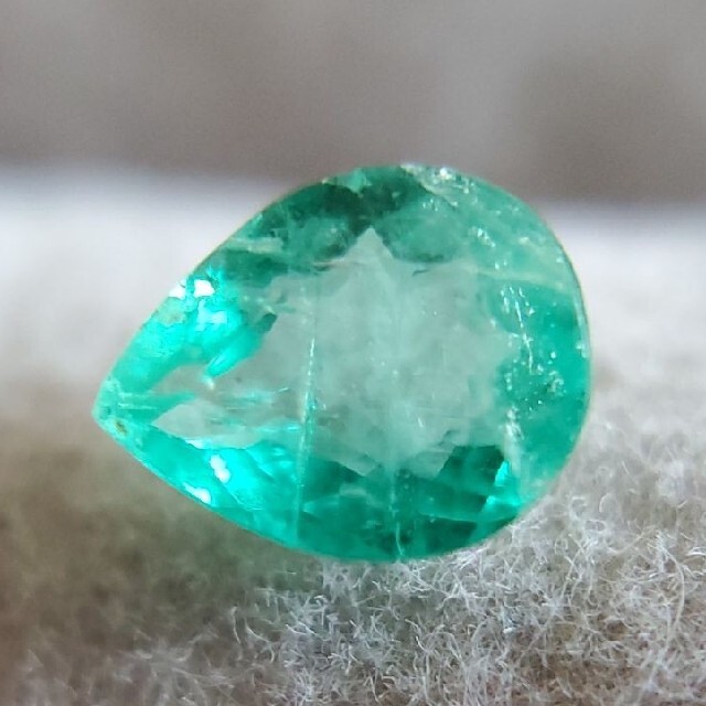 天然蛍光エメラルド ペアシェイプ 0.463ct