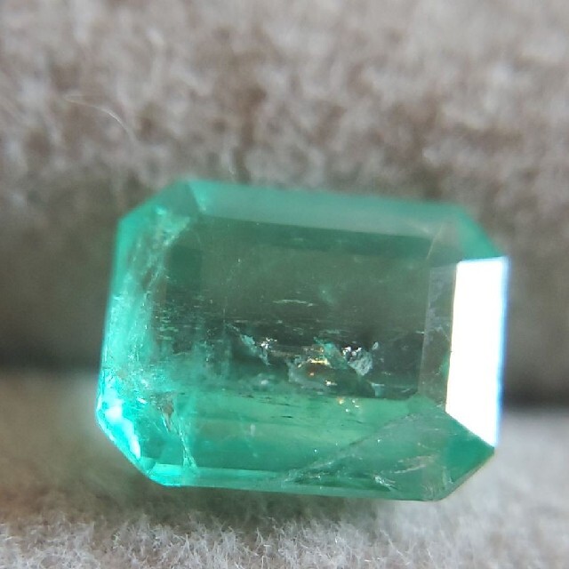 特大！天然蛍光エメラルドルース 2.361ct