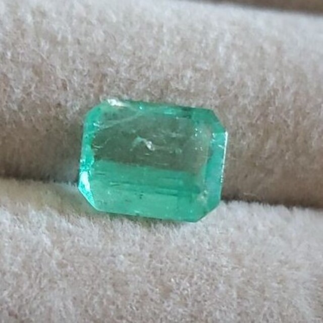 特大！天然蛍光エメラルドルース 2.361ct