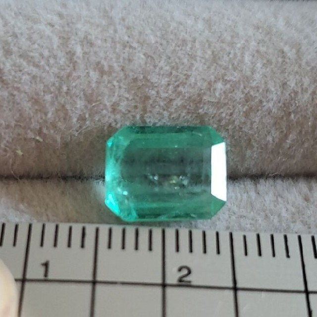 特大！天然蛍光エメラルドルース 2.361ct