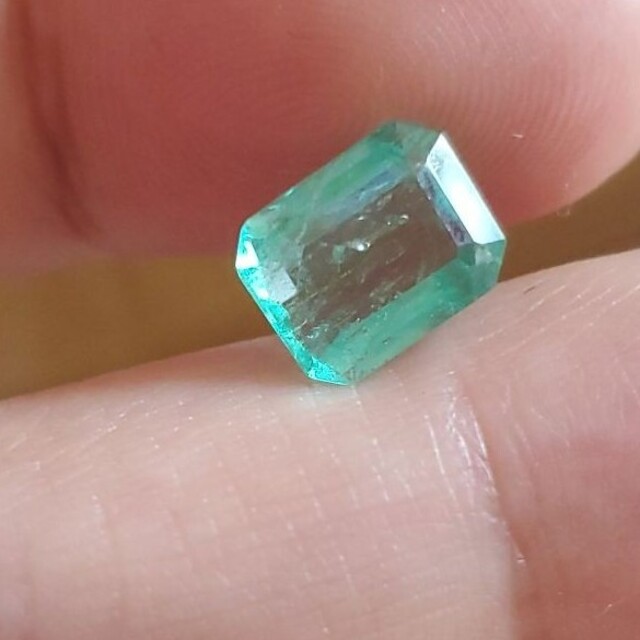 特大！天然蛍光エメラルドルース 2.361ct