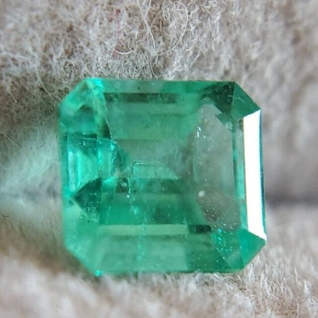 100%品質 高品質蛍光天然エメラルド ルース 0.810ct 各種パーツ