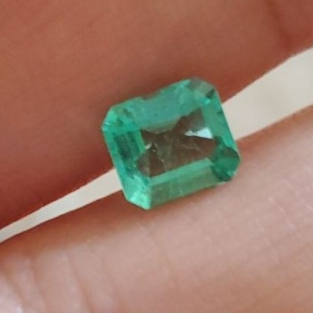 生産完了商品 高品質蛍光天然エメラルド ルース 0.810ct