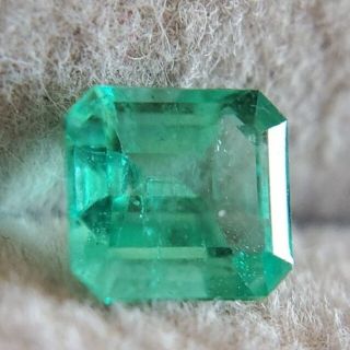 高品質蛍光天然エメラルド ルース 0.810ct(各種パーツ)