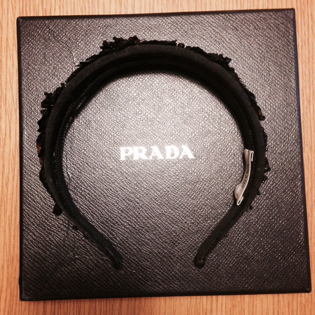 PRADA(プラダ)のコロスケ様専用PRADAカチューシャ レディースのヘアアクセサリー(カチューシャ)の商品写真