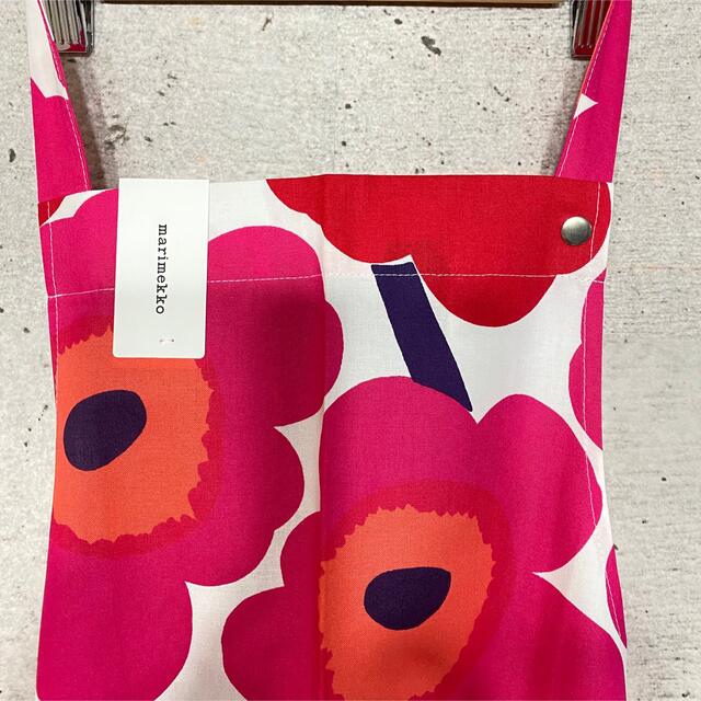 marimekko(マリメッコ)の新品　marimekko マリメッコ　ピエニ　ウニッコ　エプロン　レッド赤　花柄 インテリア/住まい/日用品のキッチン/食器(その他)の商品写真