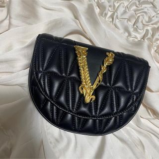 ヴェルサーチ(VERSACE)のVersace ヴィルトゥス キルティング ナッパ レザー ポーチ (ショルダーバッグ)