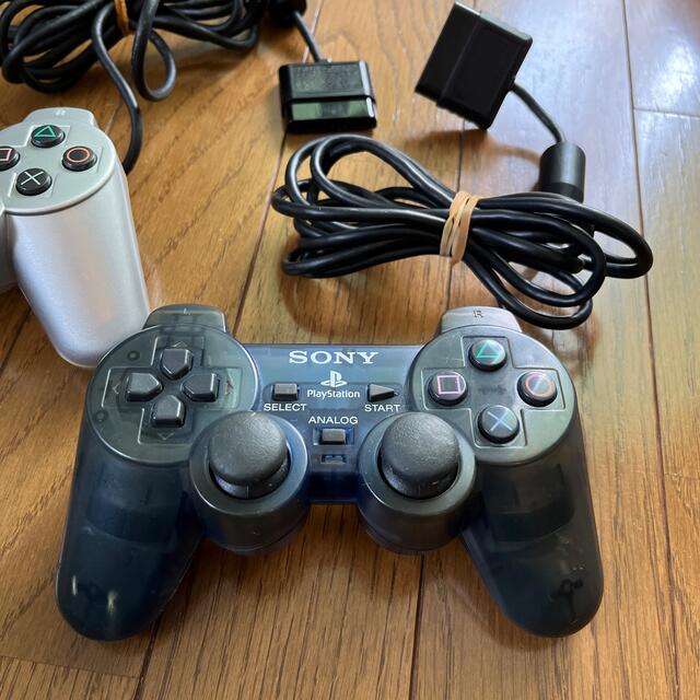 PlayStation2(プレイステーション2)のPS2 純正 コントローラー　DUALSHOCK 2 銀　ブルー　2個セット エンタメ/ホビーのゲームソフト/ゲーム機本体(家庭用ゲーム機本体)の商品写真