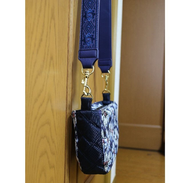 【リメイク】 エレガントなラウンドショルダーバッグ  牛革刺繍付きベルト マチ レディースのバッグ(ショルダーバッグ)の商品写真