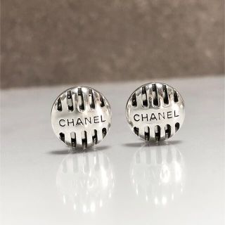 シャネル(CHANEL)のシャネル　イヤリング　シルバー　銀　ブラック　丸　ストライプ　ロゴ　透かし2　☆(イヤリング)