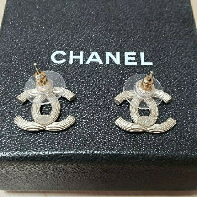 CHANEL(シャネル)のCHANEL シャネルピアス　正規品　ゴールド レディースのアクセサリー(ピアス)の商品写真