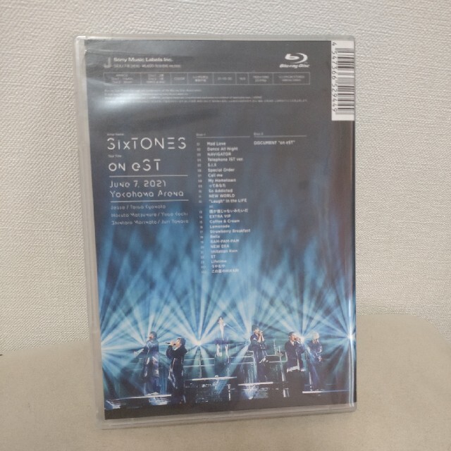 SixTONES(ストーンズ)のSixTONES on eST 通常盤 Blu-ray　2枚組 エンタメ/ホビーのDVD/ブルーレイ(ミュージック)の商品写真