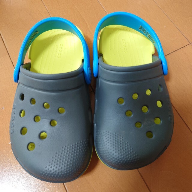 crocs(クロックス)の★crocs★ チャコールグレー 17.5cm C10 キッズ/ベビー/マタニティのキッズ靴/シューズ(15cm~)(サンダル)の商品写真