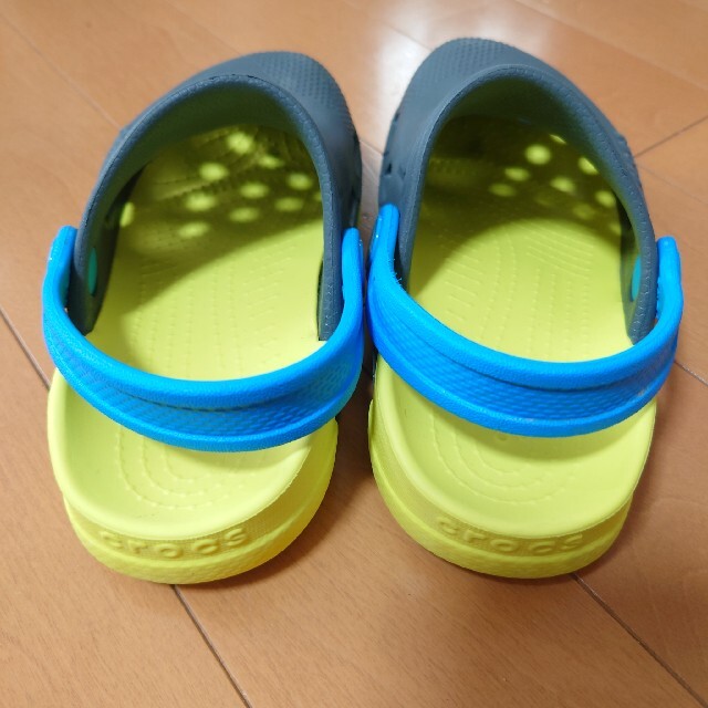 crocs(クロックス)の★crocs★ チャコールグレー 17.5cm C10 キッズ/ベビー/マタニティのキッズ靴/シューズ(15cm~)(サンダル)の商品写真