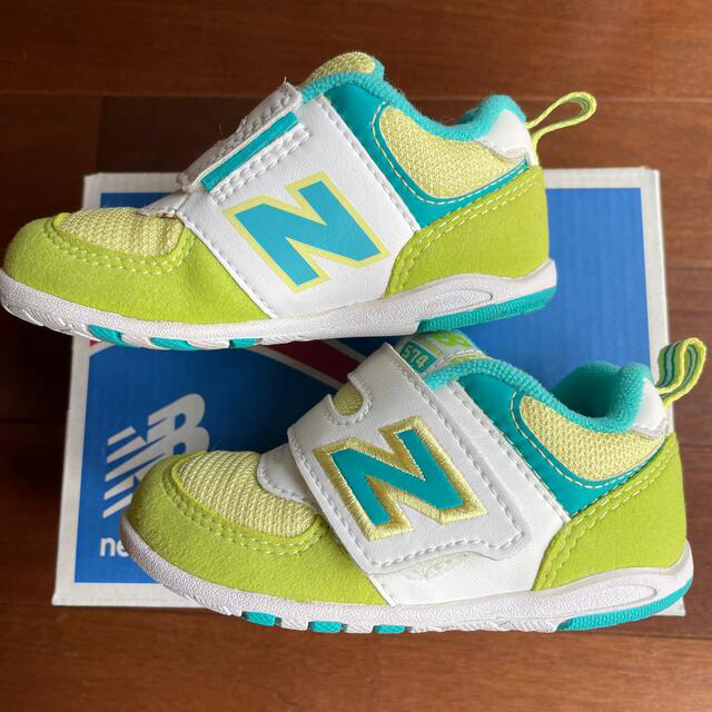 New Balance(ニューバランス)の《美品☆未使用》再々値下げ　オマケ付き　N Bスニーカー13㎝ キッズ/ベビー/マタニティのベビー靴/シューズ(~14cm)(スニーカー)の商品写真